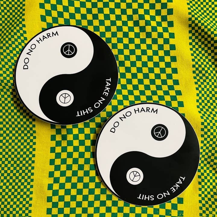 GÖR INGEN SKADA - STOR KLISTERMÄRKE för wholesale av Cosmic Peace Studio