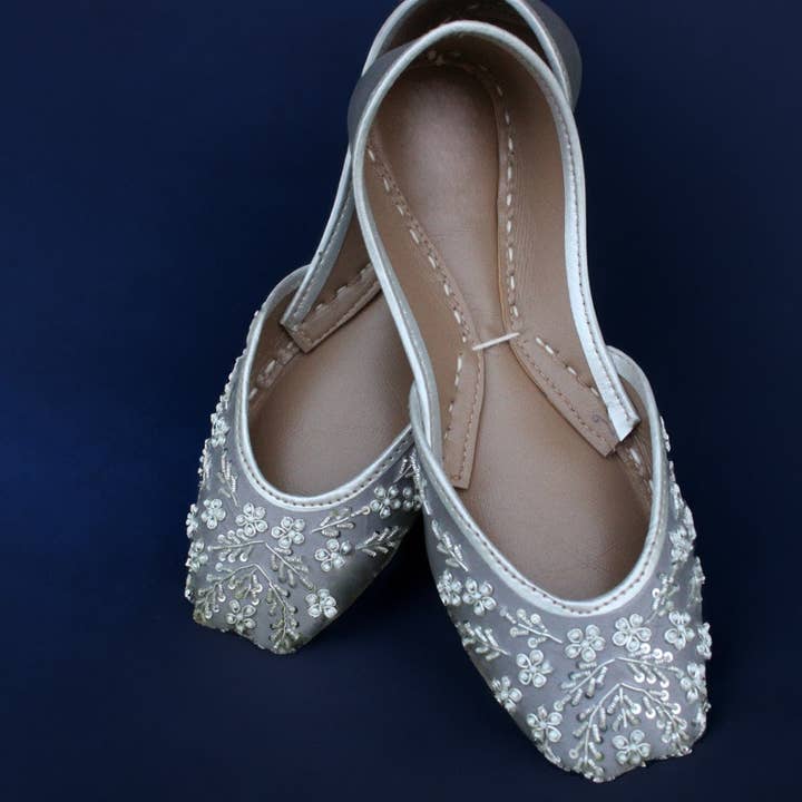 Deslumbrantes Sabrinas de Cetim Cinza Pérola para Noiva, Sapatos de Casamento Decorados, Jutti Punjabi para Mulheres por atacado de Qhareed