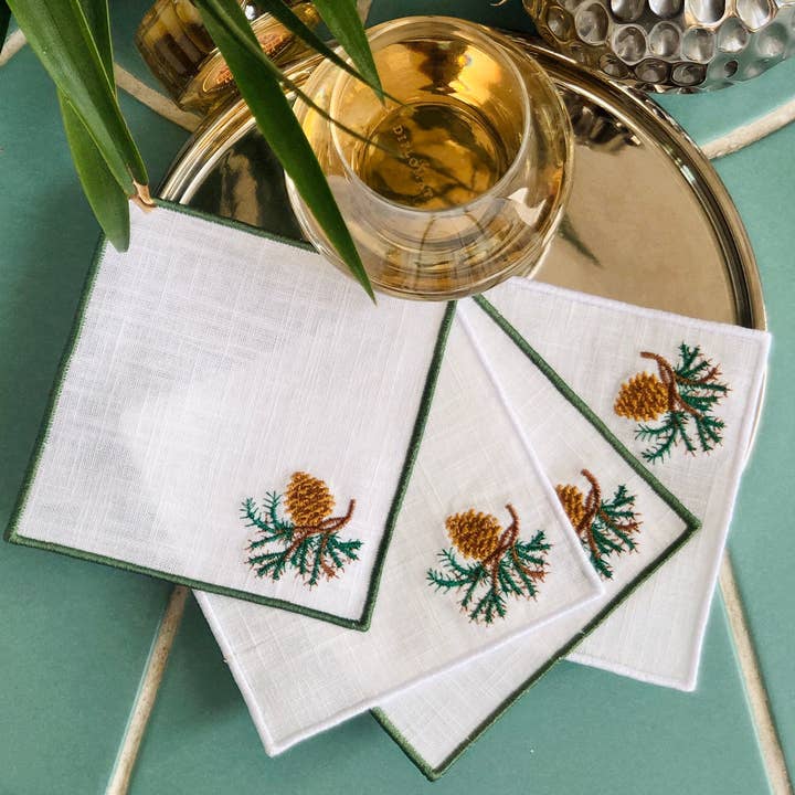 Ensemble de 4 serviettes à cocktail brodées avec des pommes de pin pour la vente par Belle Linen