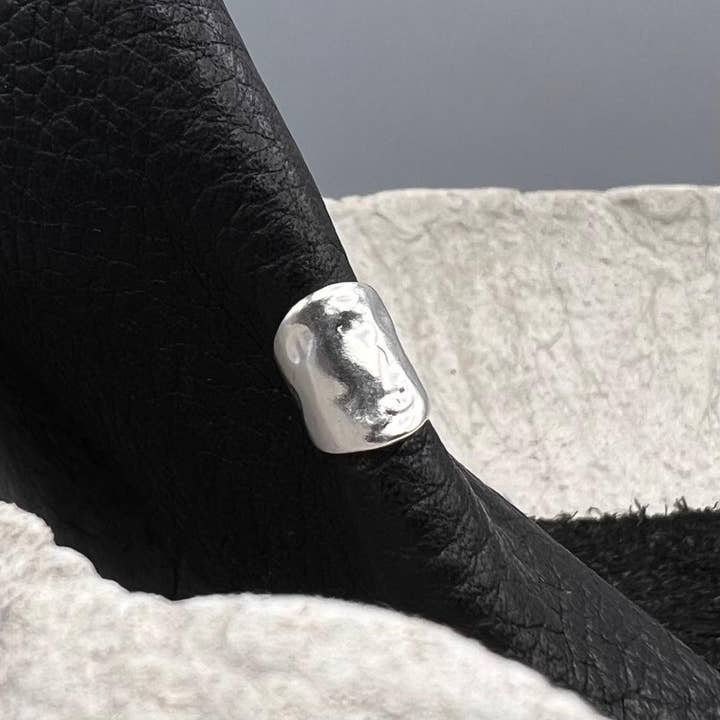 Punho Orelha Texturado Larga por atacado de Something Silver