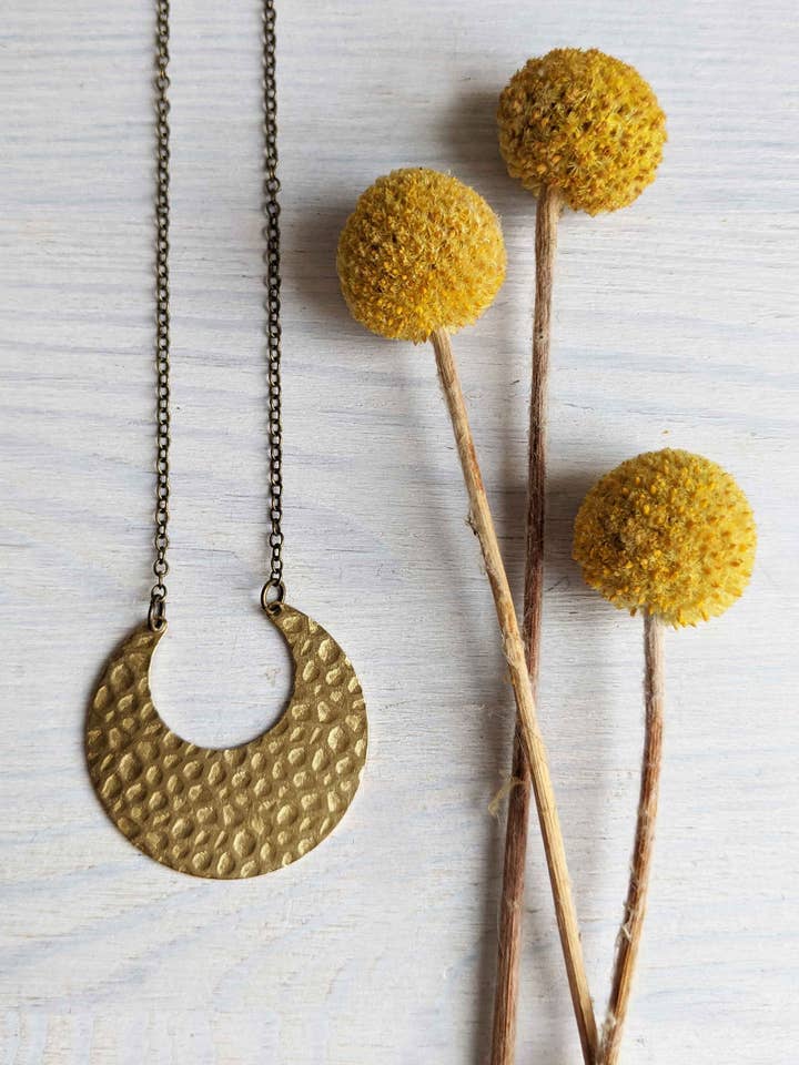 Collar Crescent Moon - herradura de latón texturizado para venta al por mayor de The Magpie's Daughter