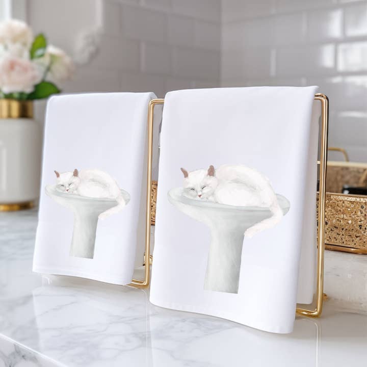 Chat blanc dormant dans l'évier de la salle de bain sur une serviette pour la vente par MerikaArt