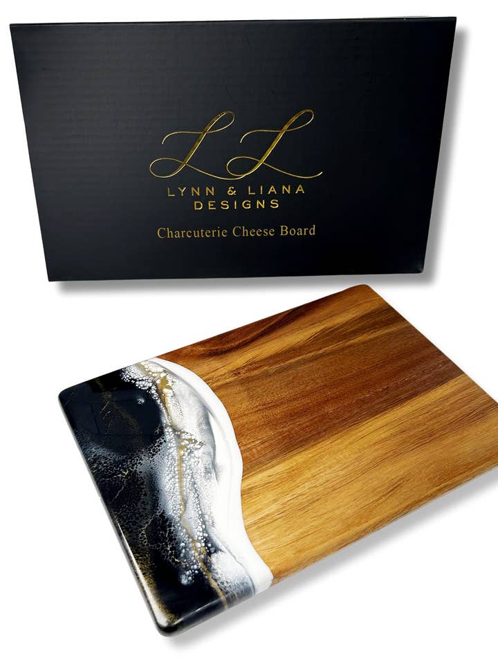Ostebræt med træ og harpiks til date night - uden toldafgifter! for engroshandel hos Lynn & Liana Designs