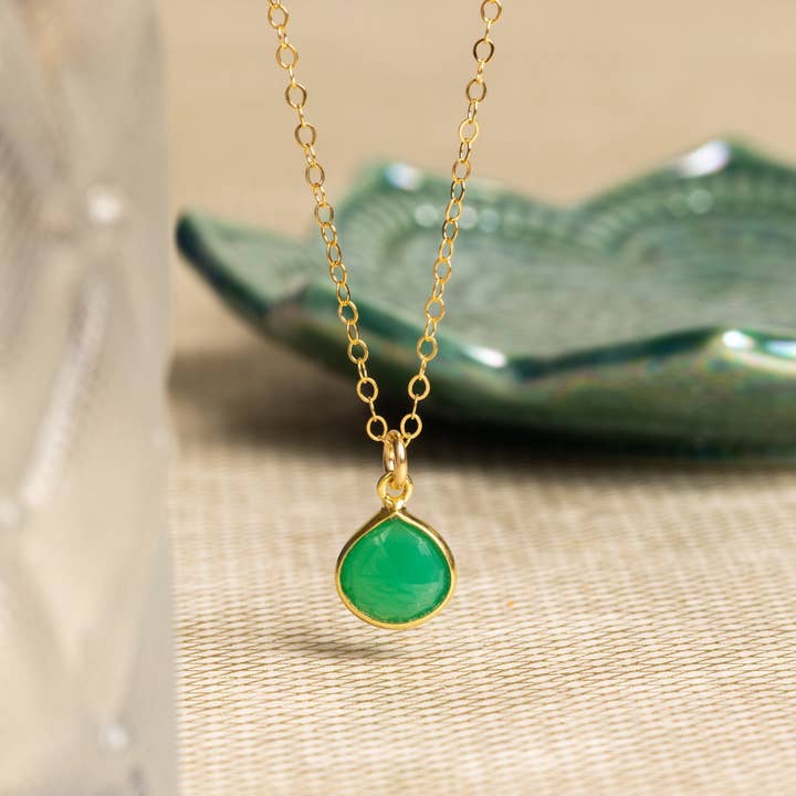 Collier doré en forme de goutte d'eau en forme de chrysoprase pour la vente par Soul & Little Rose