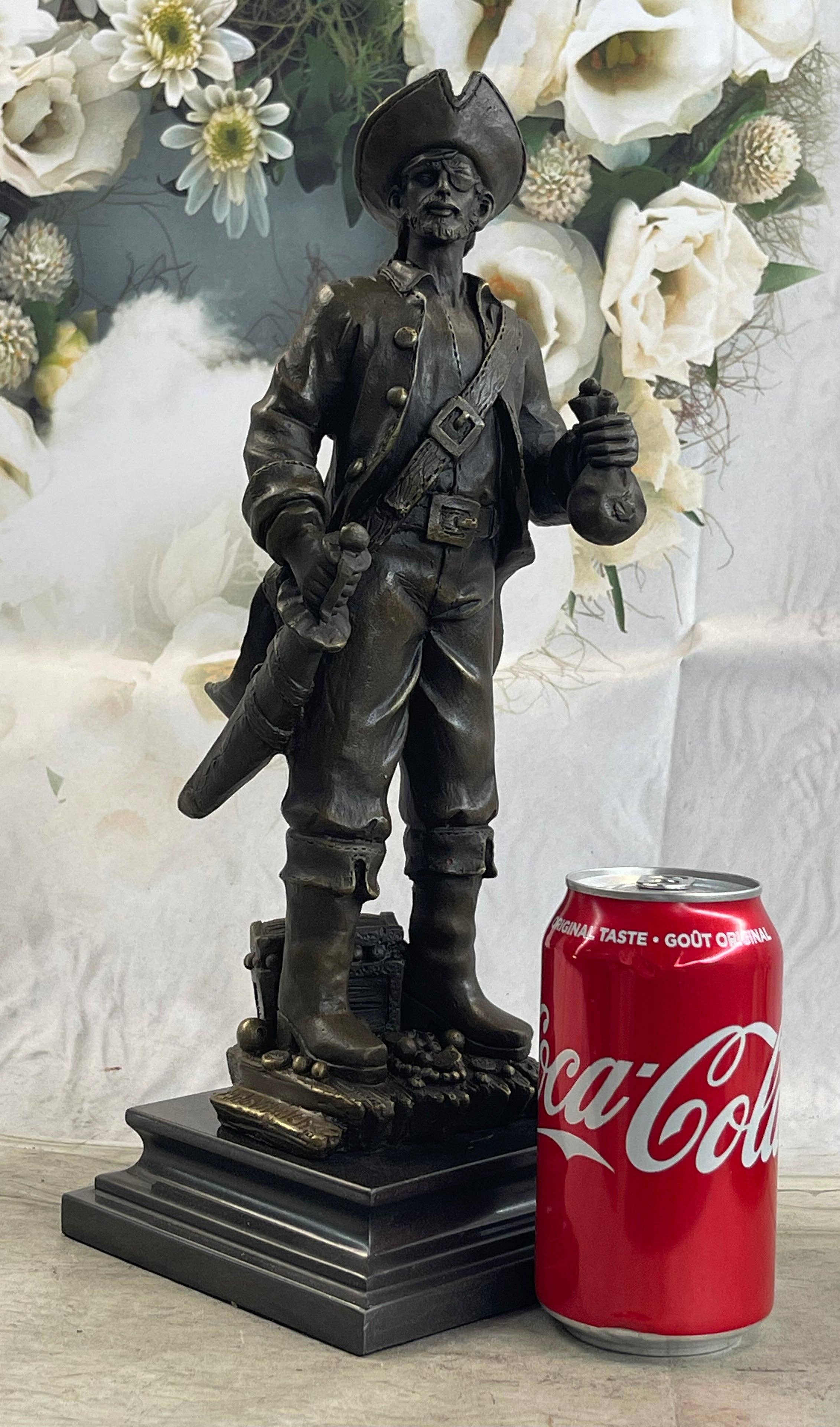 Bronzhaus - Vente Sculpture - Statue de pirate avec coffre au trésor et épée en bronze signée d'origine 35,6 x 12,7 cm1