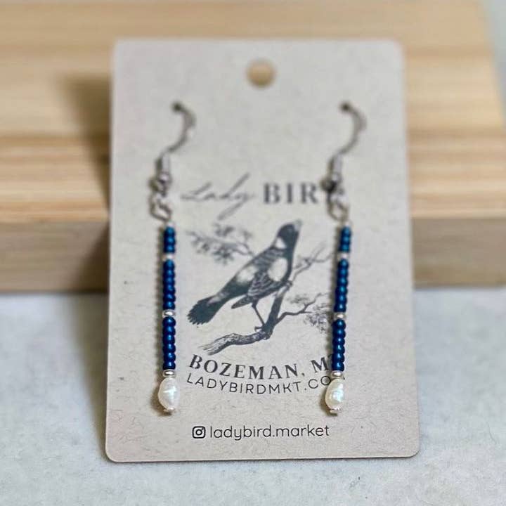 Lady Bird Market - Vendita all'ingrosso Orecchini pendenti - Orecchini pendenti con perline di semi blu navy e perle d'acqua dolce2