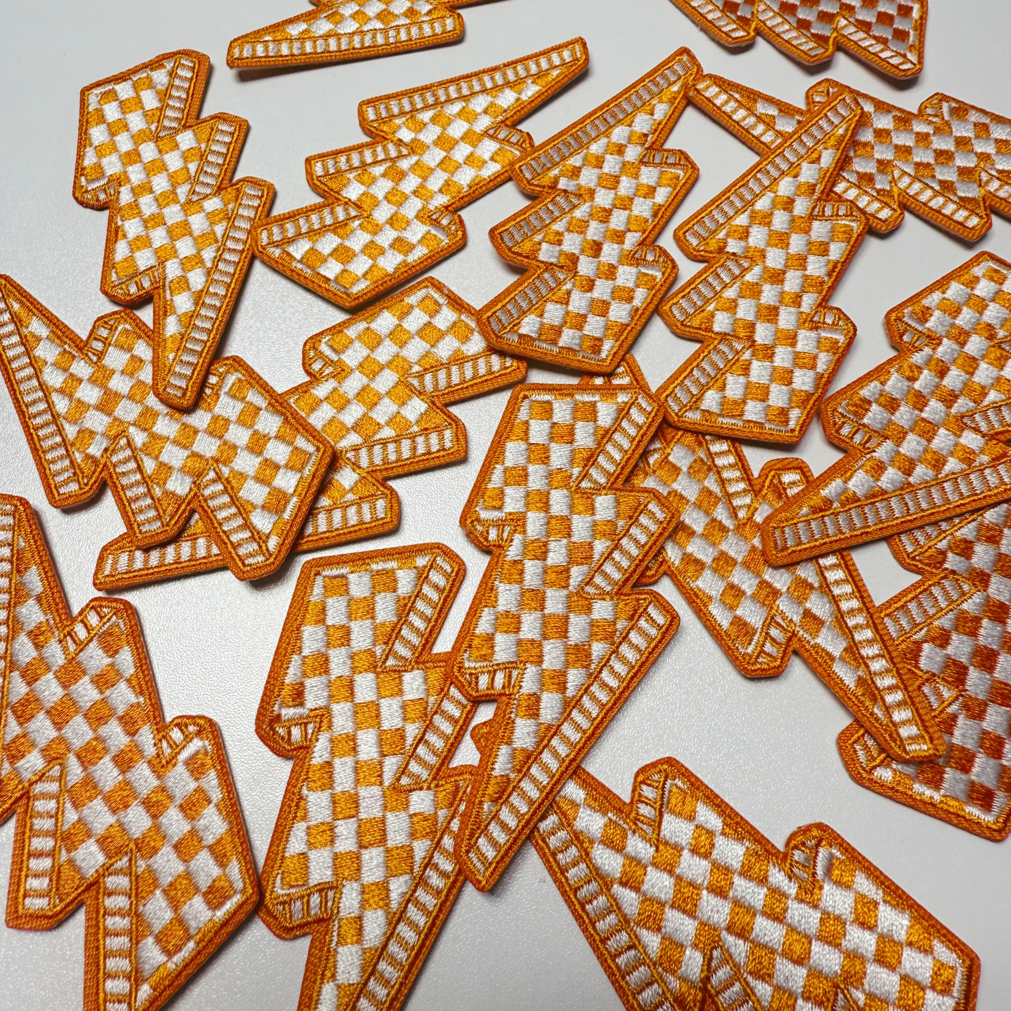 TEELUX - Vente Écusson - Écusson brodé 3” Éclair à carreaux - Orange & blanc - Pour chapeau1