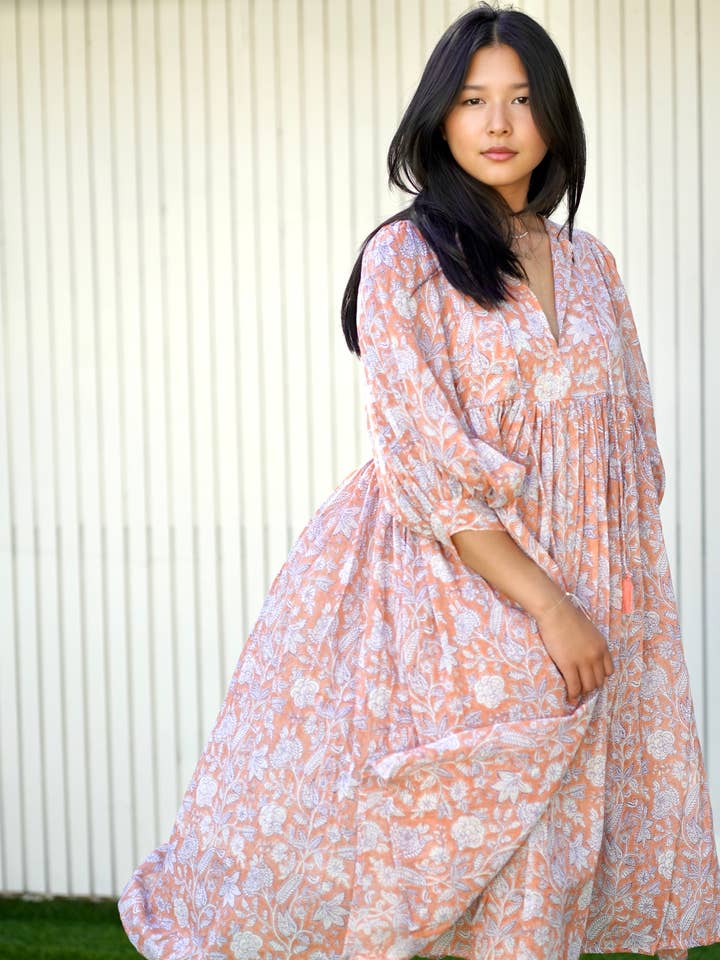 Robe midi Mylah imprimée en blocs corail (abricot) pour la vente par Dolma