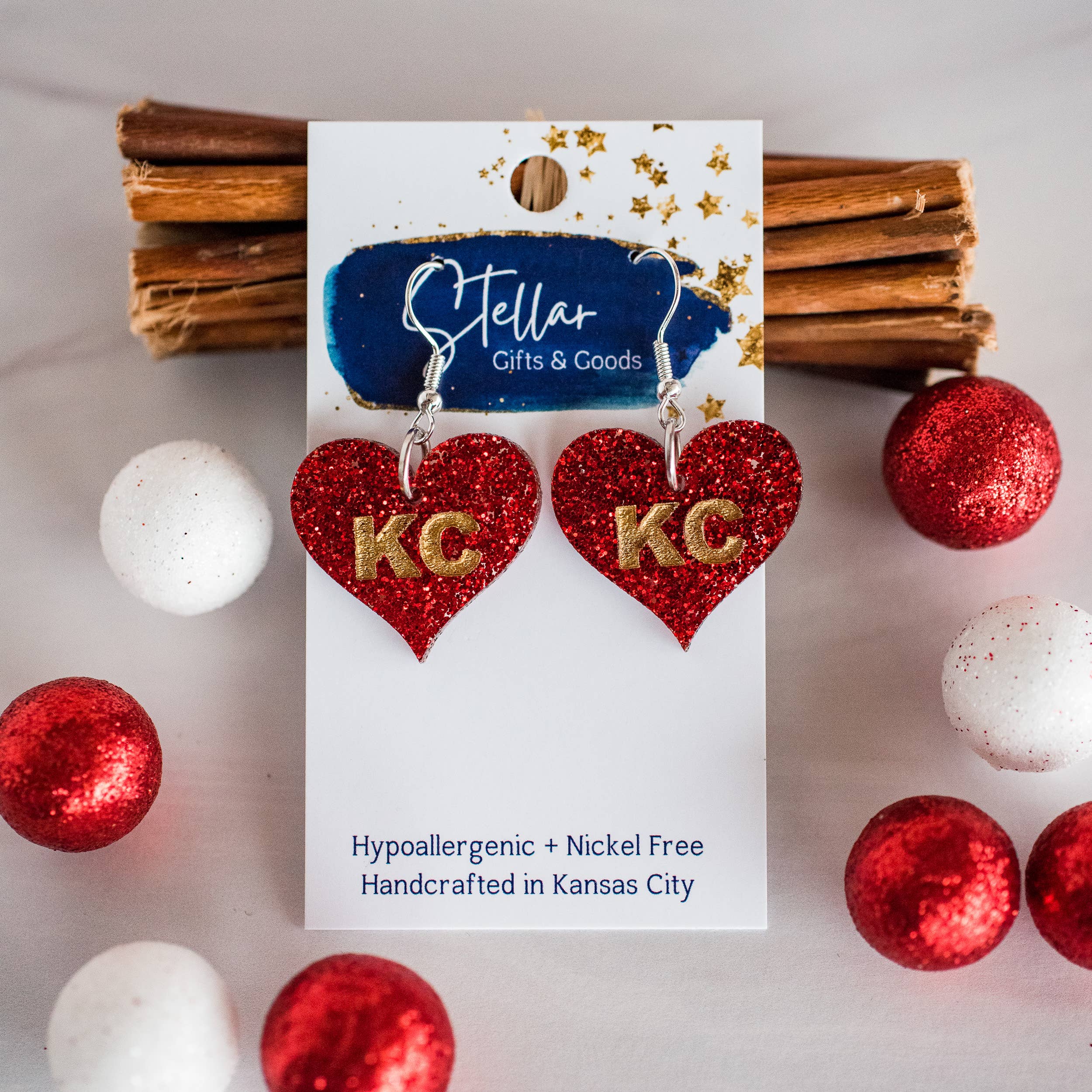 Stellar Gifts & Goods Wholesale - Vente Boucles d'oreilles pendantes - KC Football - Boucles Cœur KC Rouge & Or Paillettes Kansas2
