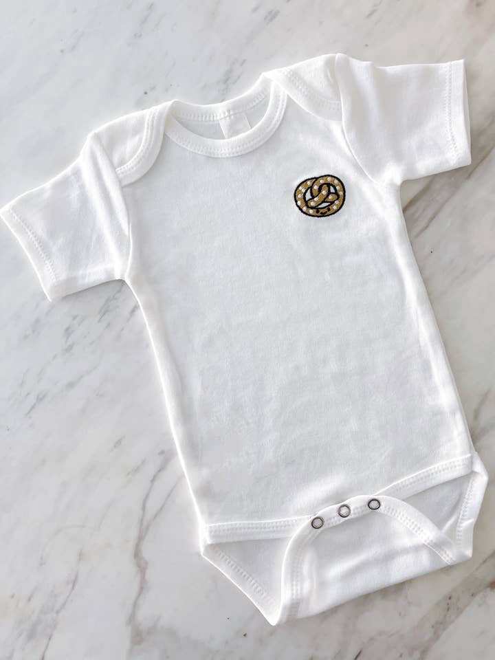 Babygrow de Pretzel | Bordado por atacado de boo + bear
