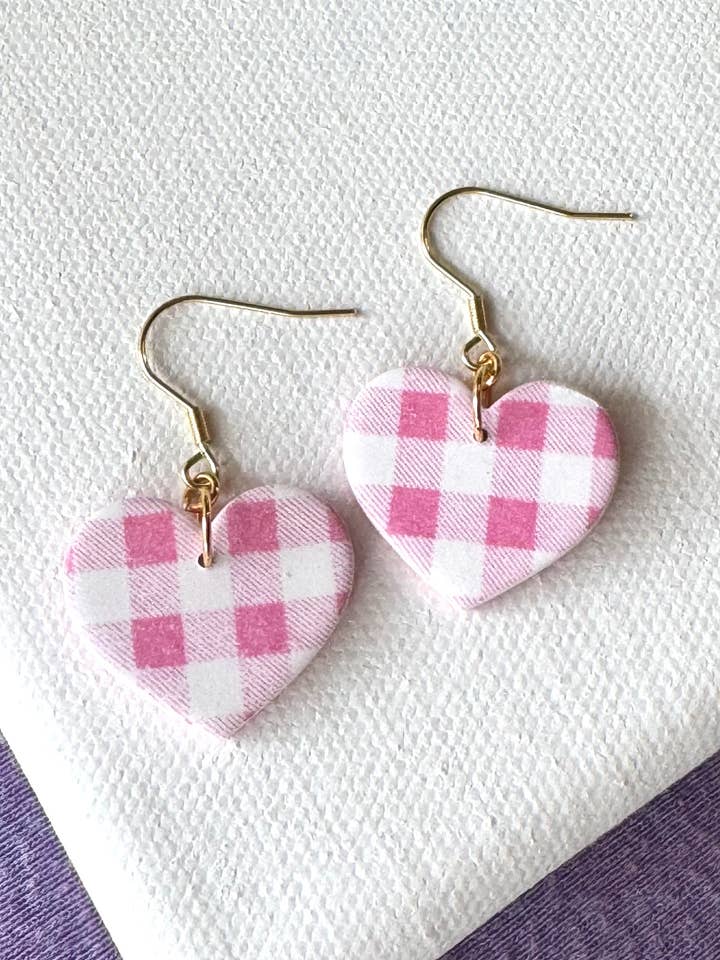Boucles d'oreilles en argile polymère cœur vichy rose pour la vente par Kell's Clays