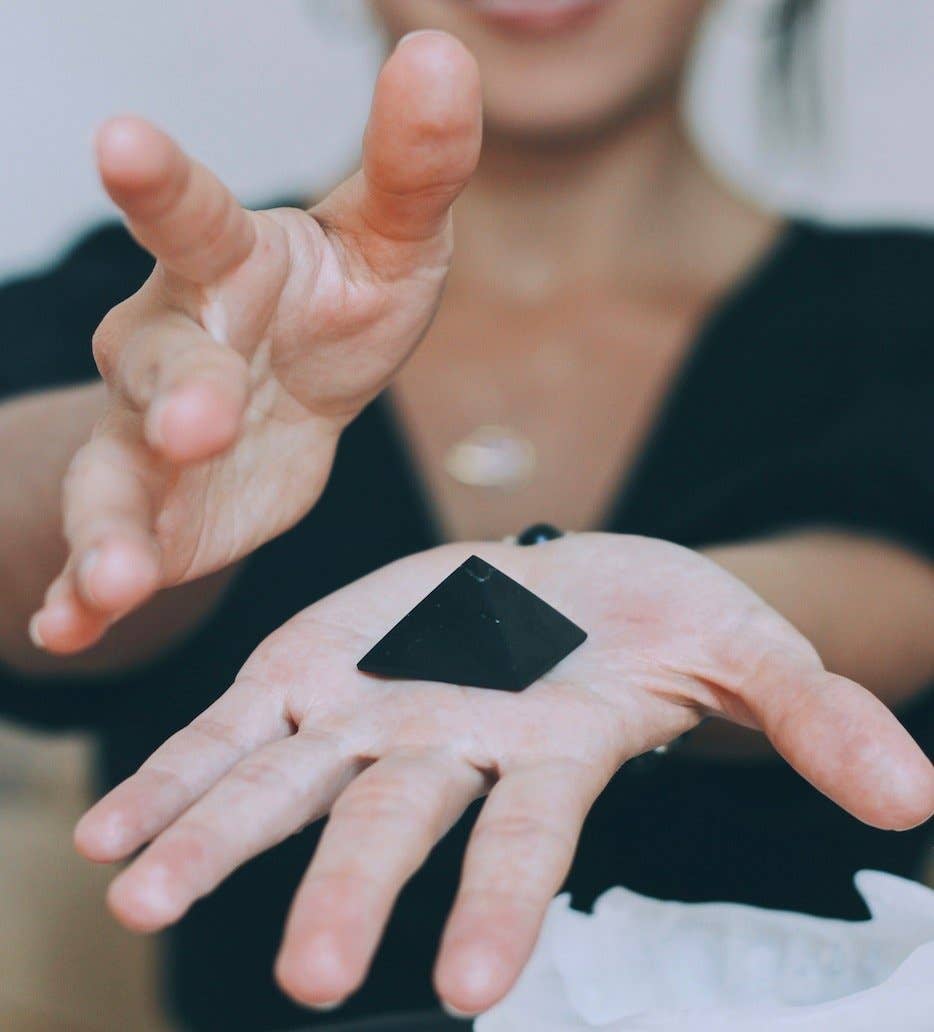 Modern ŌM - Vendita all'ingrosso Pietra/cristallo spirituale - Piramide di shungite2