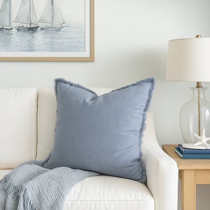 Anaya Home - Vente Coussin décoratif - Coussins en lin bleu chambray à franges bleues1