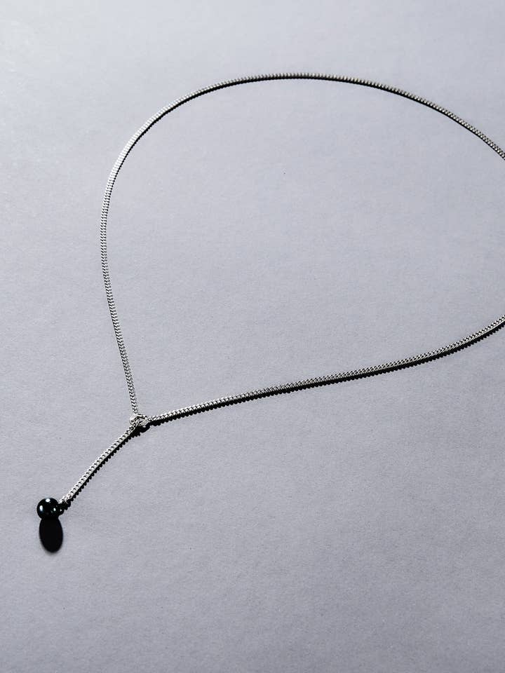 Collana allungata ego con pendente perla nera per la vendita all'ingrosso da parte di COCii JEWELRY