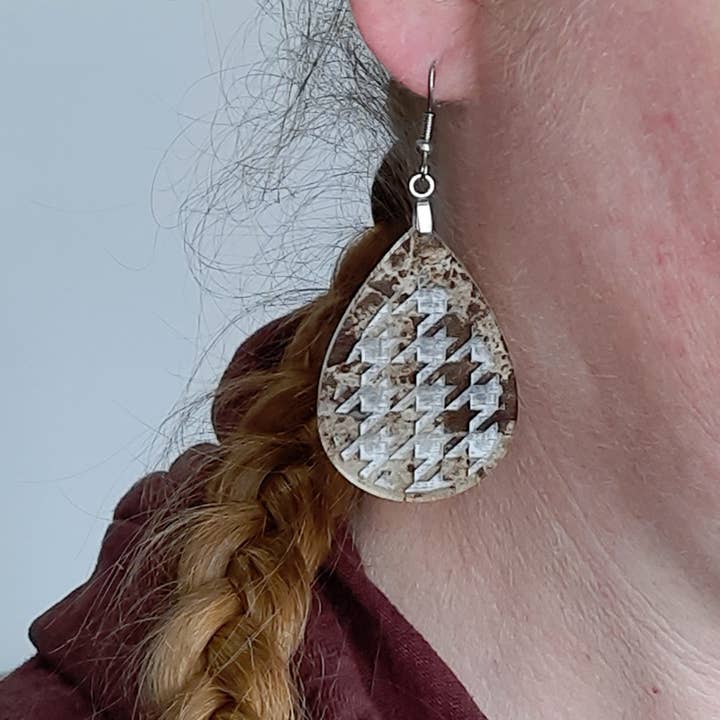 Brincos de gota de acrílico em espinha de peixe Coffee & Crème por atacado de 7Limes