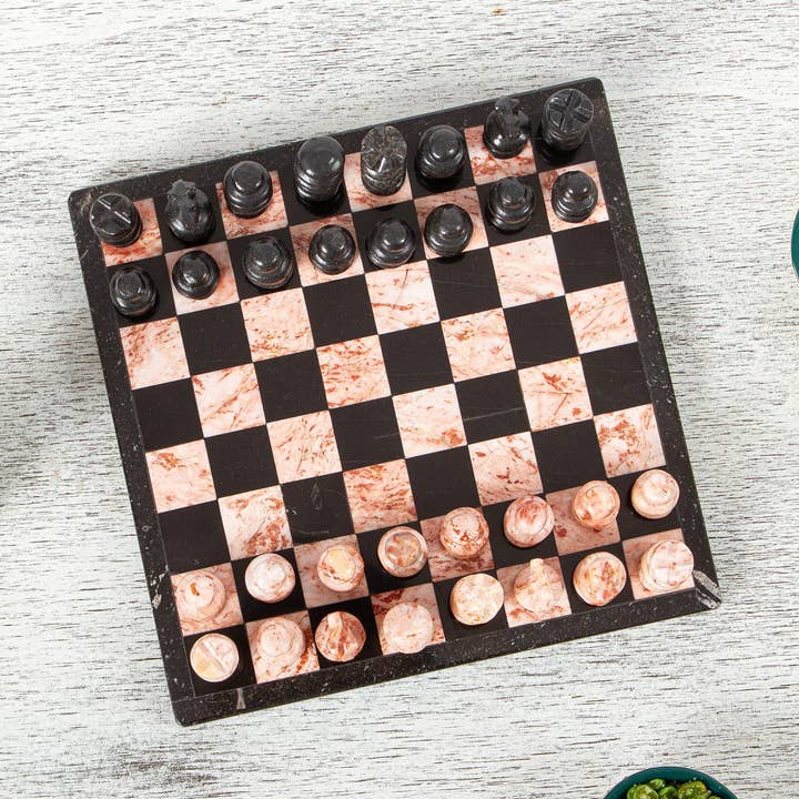 NOVICA - Vente Jeux de société - Petit jeu d'échecs en marbre Black And Pink Challenge (7,5 po)0