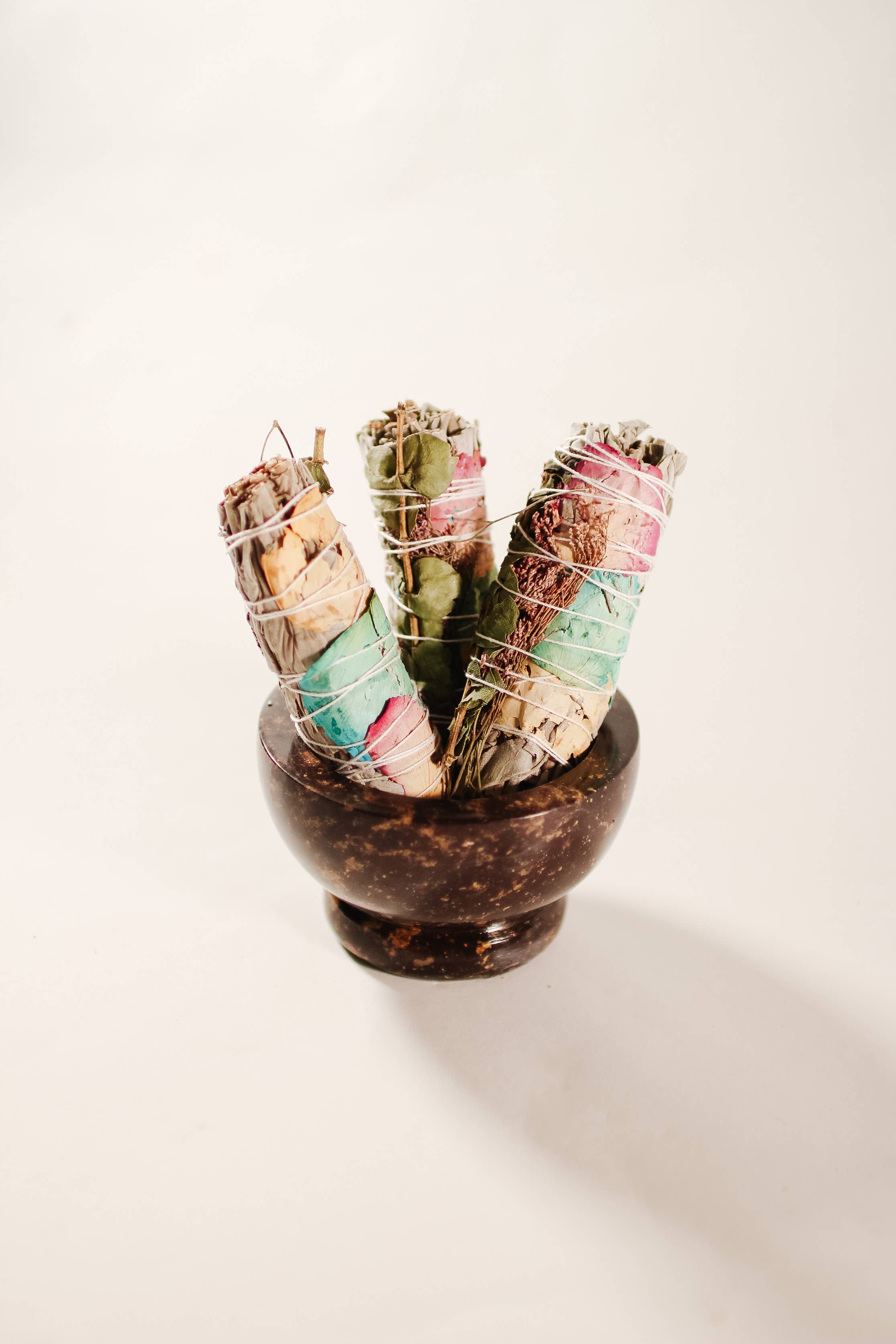 Liv Rocks – Großhandel Salbeibündel – Blumen + Eukalyptus + Weißer Salbei Frühlingsräucherbündel1