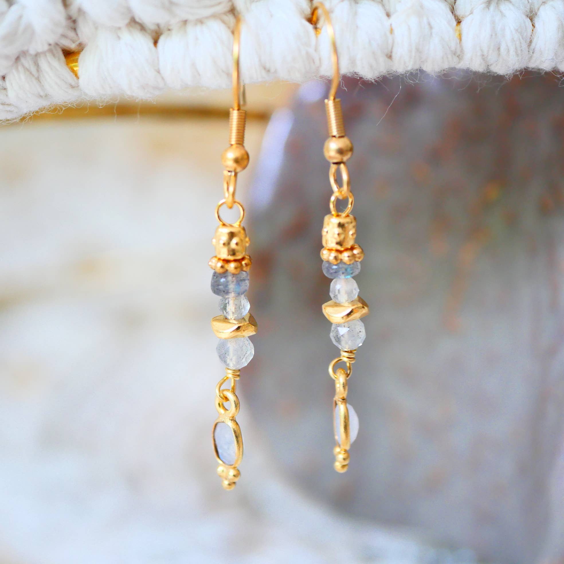 GINANDGER – Engroshandel Hængeøreringe og creoløreringe – Øreringe Adrika med labradorit og månestensdetaljer4