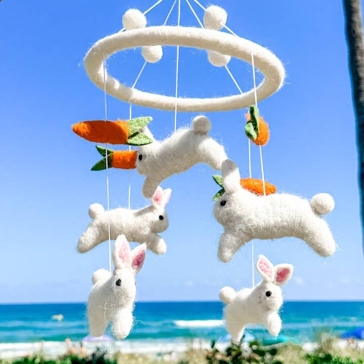 Mobile pour bébé en feutre - Lapins et carottes pour la vente par Ganapati & Co.