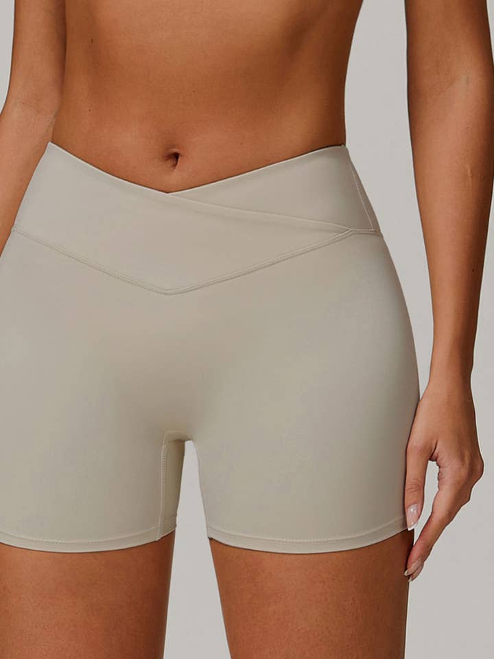 Short athlétique taille haute croisé avec contrôle du ventre pour la vente par Crave by FW