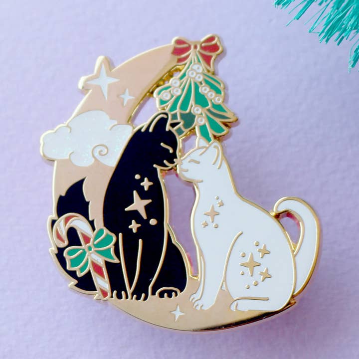 Épinglette en émail Chats de Noël sous le gui pour la vente par Glitter Punk