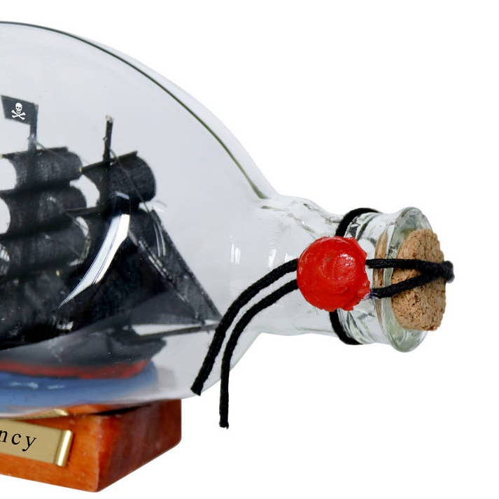 Hampton Nautical - Vente Décorations de table - Navire pirate fantaisie d'Henry Avery dans une bouteille en verre 7"3