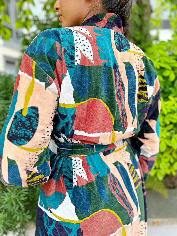 Peignoir de maison de luxe en velours, veste kimono bohème unisexe | Cadeau original automne-hiver Noël, vert foncé, bleu, beige, blanc, rouille, moutarde abstraite pour la vente par Essential Designs London