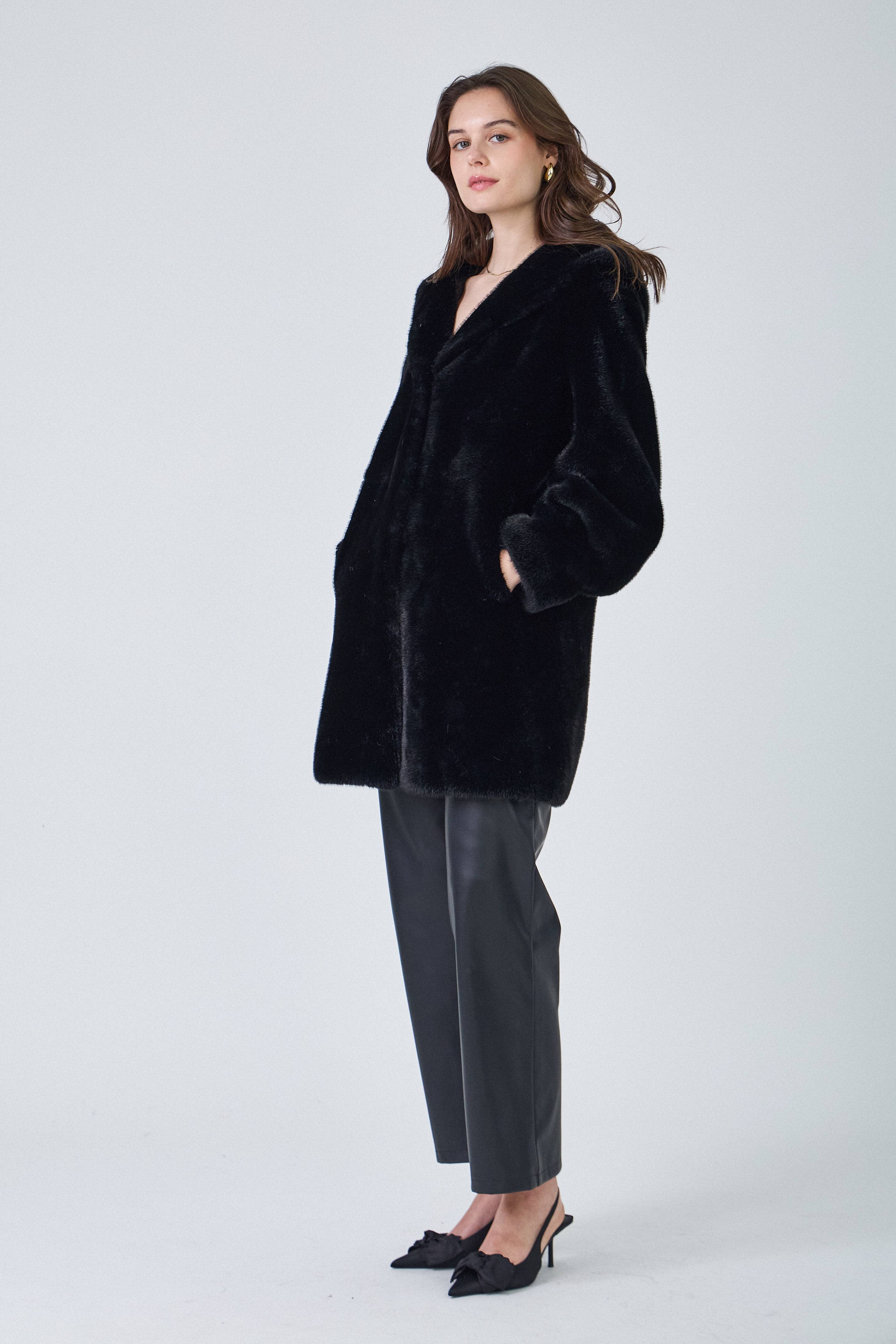 Giovanni Paris – wholesale Päls/fuskpäls - Dam – Lisa's kappa i midjelång fuskpäls med huva och dragsko i midjan26