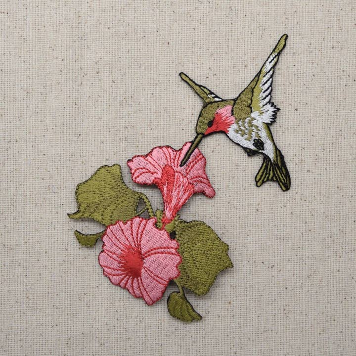 Rubinröd struphummingbird - Rosa blommor - Påstrykbar applikation - Broderat märke - 696072-A för wholesale av Wholesale Applique