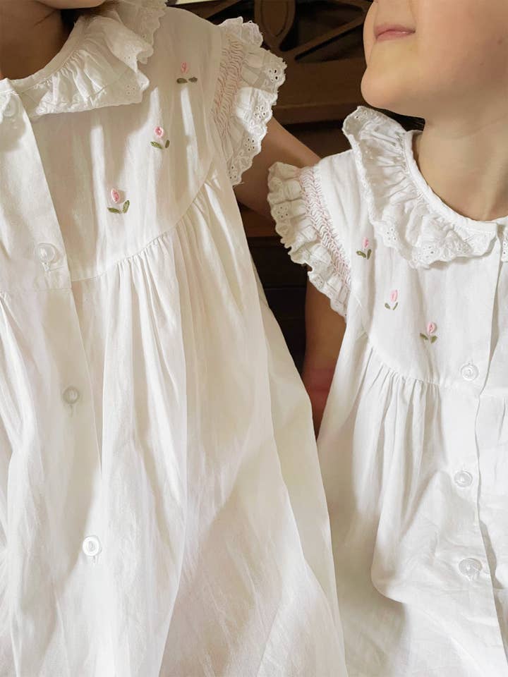 Jacaranda Living – wholesale Klänning – Barn – Gracie vit bomullsklänning, broderad6