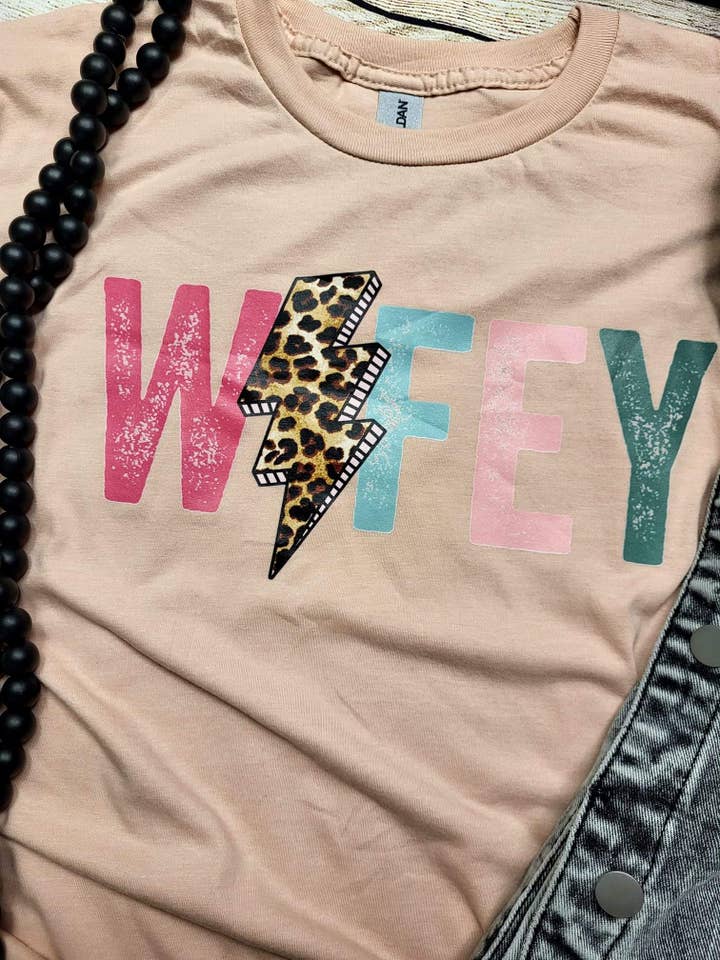 Wifey Abschlag für den Großhandel von Wanderlust Designs Wholesale