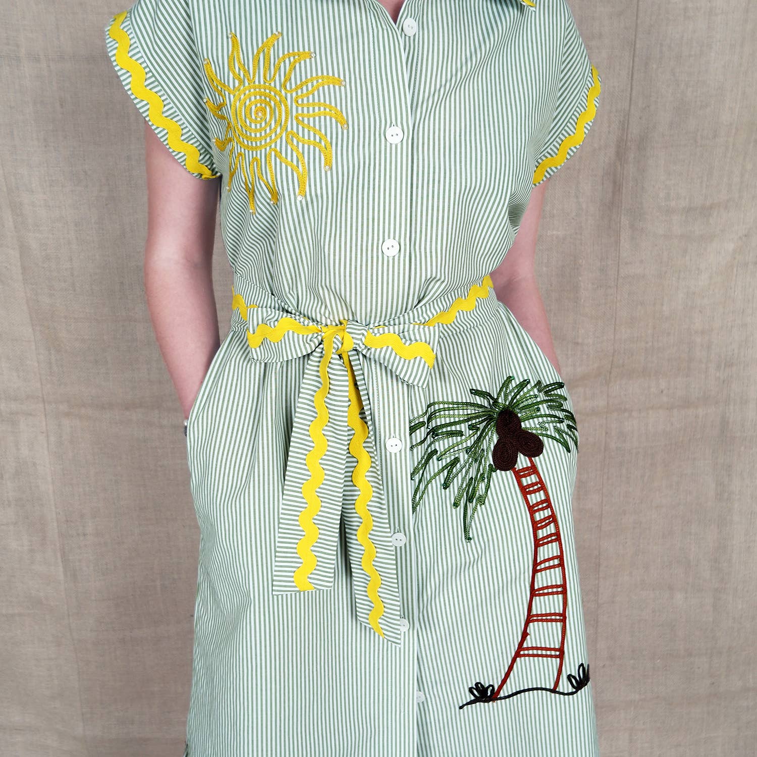 Lalipop Design – Großhandel Kleid – Damen – Nadelstreifen-Hemdkleid aus Baumwolle mit Sun & Palm Tree Stickerei2