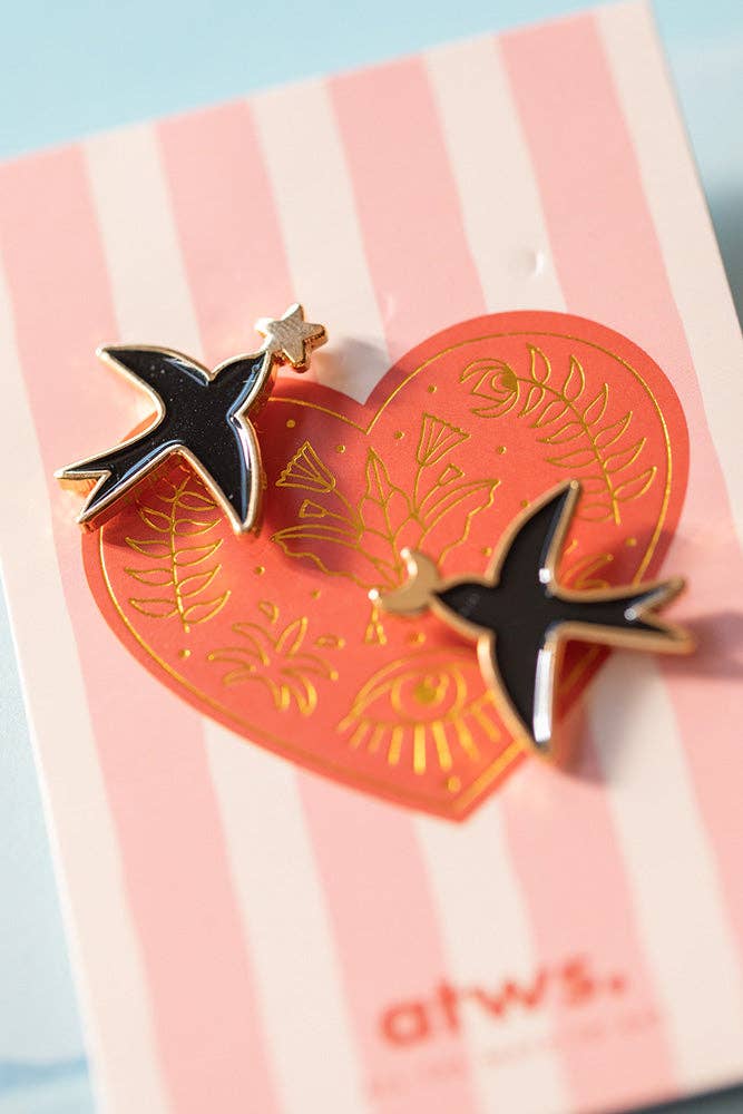 ALL THE WAYS TO SAY - Europe – wholesale Nål och knapp för kavajslag – Swallows duo - emaljerade pins med guldförgyllelse3
