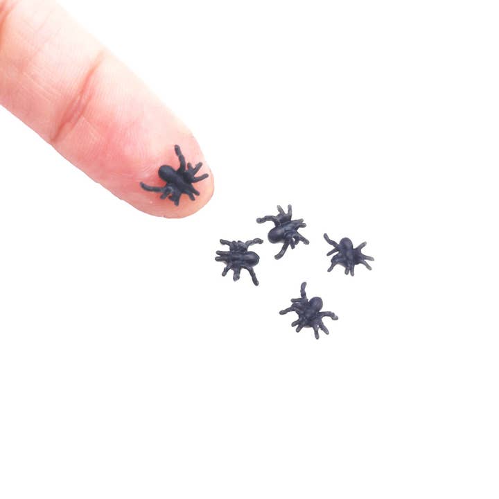 Arañas en miniatura, escala 1:12 (juego de 5), The Scale Grail para venta al por mayor de The Scale Grail
