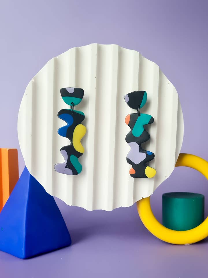 boucles d'oreilles en pâte polymère faites à la main, noires avec couleur pour la vente par Mono