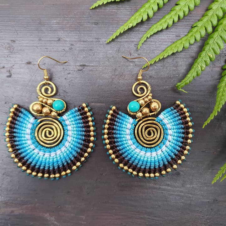 Boucles d'oreilles bohème en cristal turquoise et macramé bleu pour la vente par Jasper Rocks