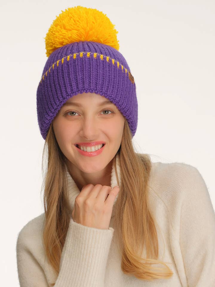 Bonnet à pompon en fil C.C pour le jour du match de l'équipe. pour la vente par Hana