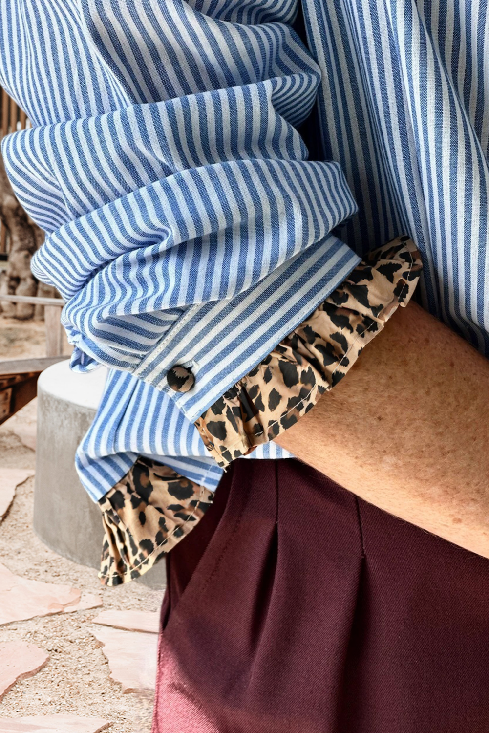 bleu Chemise décontractée à volants avec contraste rayé et bordure léopard (S-XL) en vente sur Faire1