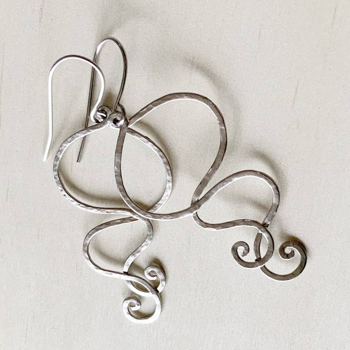 Ensemble de boucles d'oreilles Hammered Wave - Argent platine pour la vente par The Sister Label