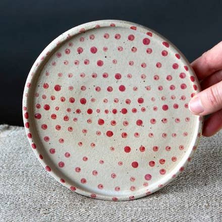 Cake plates red small dots for wholesale by Polli Pots
