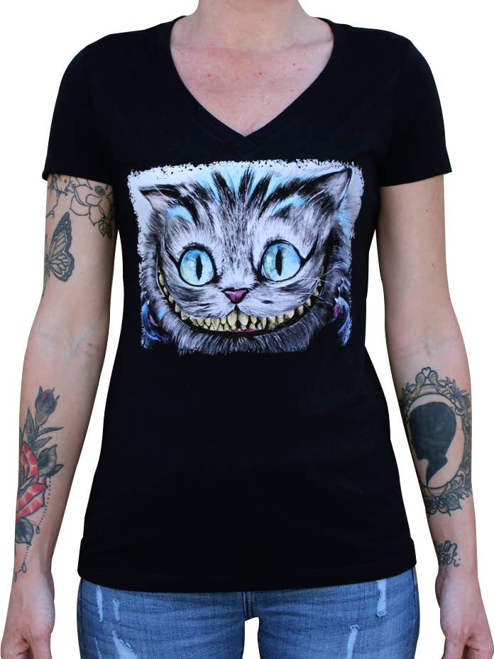 Cheshire - Kvinders V-hals Grafisk T-shirt for engroshandel hos Black Market Art