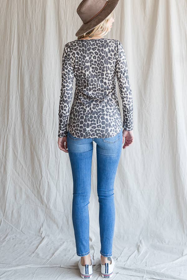 wie gezeigt Lässiges Strickoberteil mit Tiermuster und Knopfleiste T4334 für den Großhandel auf Faire9