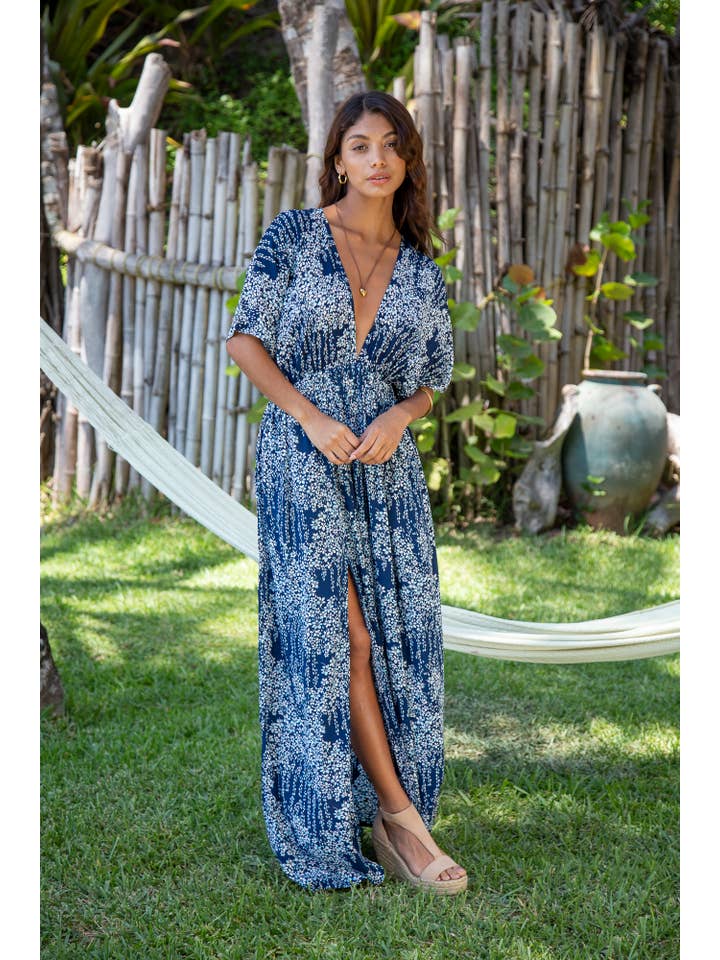 Azul marino de Fiji Vestido largo tipo kimono Amy para playa de verano de primera calidad en flor azul marino de Fiji de venta al por mayor en Faire5