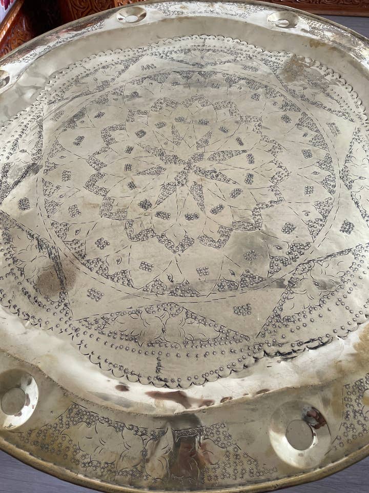 Handgemaakte ambachtelijke Marokkaanse bronzen opvouwbare houten tafel voor wholesale door Marrakech Bazaar