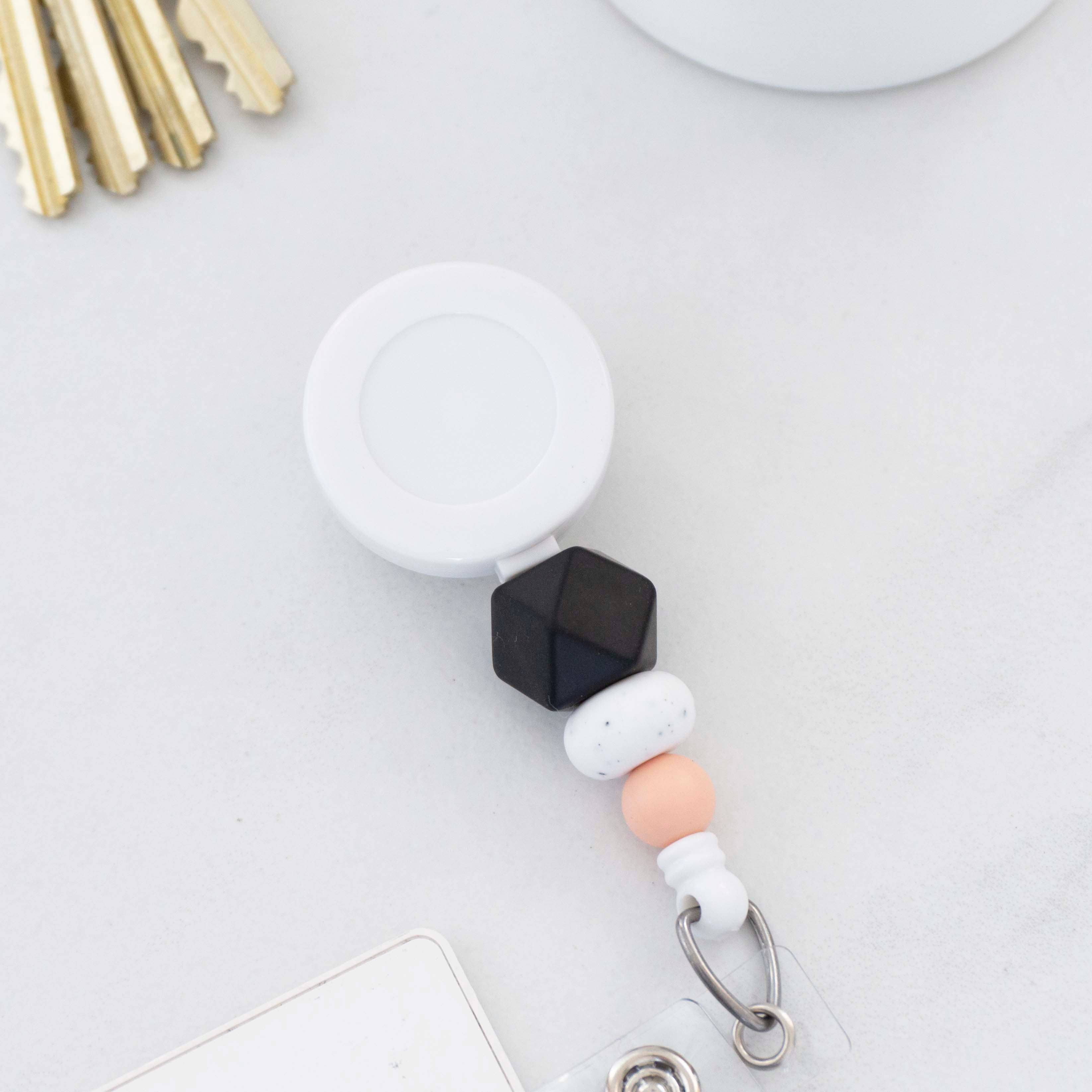 Made by the Best - Vente Accessoire de badge – femme - Enrouleur de badges perlés simple et moderne1