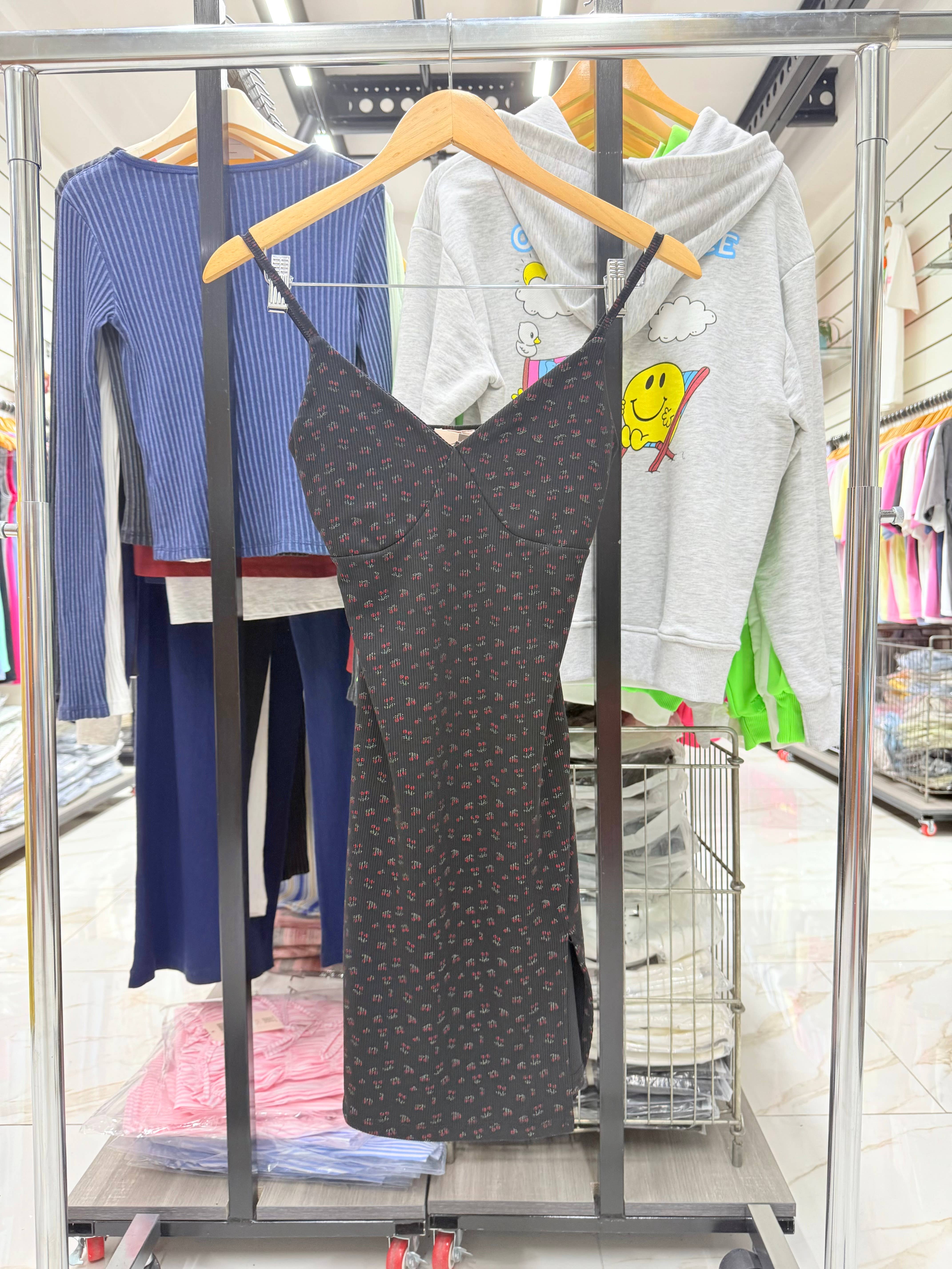 Chilli Girl Collection – Vestido - Mulher por atacado – Vestido curto estilo camisola com cerejas e fenda lateral, tecido super elástico1