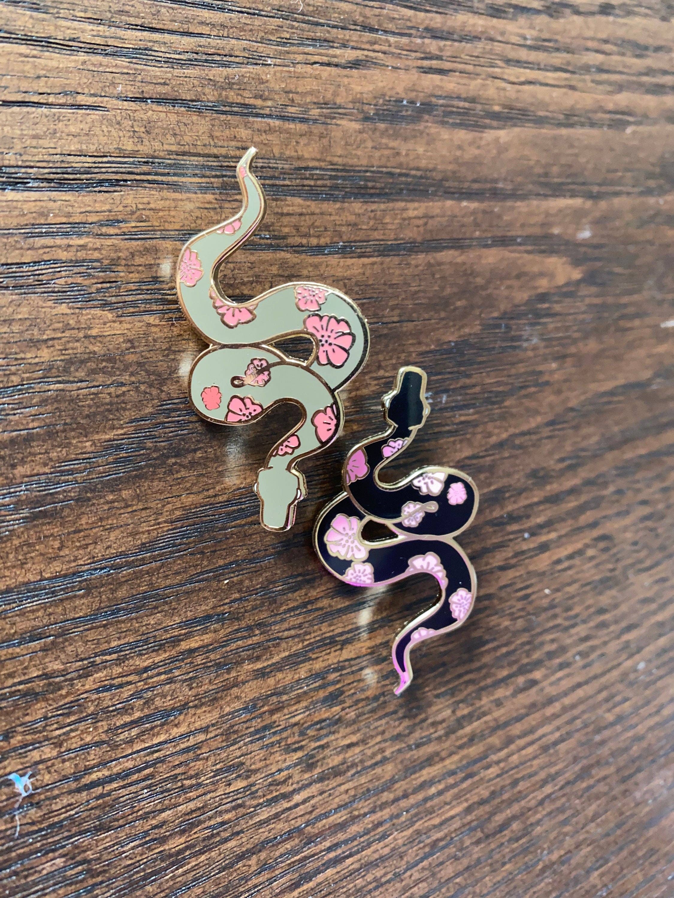Hype Pins - Wholesale Lapel Pin/Button - Cute Snake with Flowers Green Hard Enamel Pin1