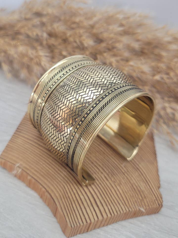 Bracciale a polsino grande con dettagli in oro / Bracciale in oro / Bracciale a polsino / Bracciale unisex / Boho / Bohemien / Polsino / Bracciale grande / Etnico / Tribale per la vendita all'ingrosso da parte di Laboheme