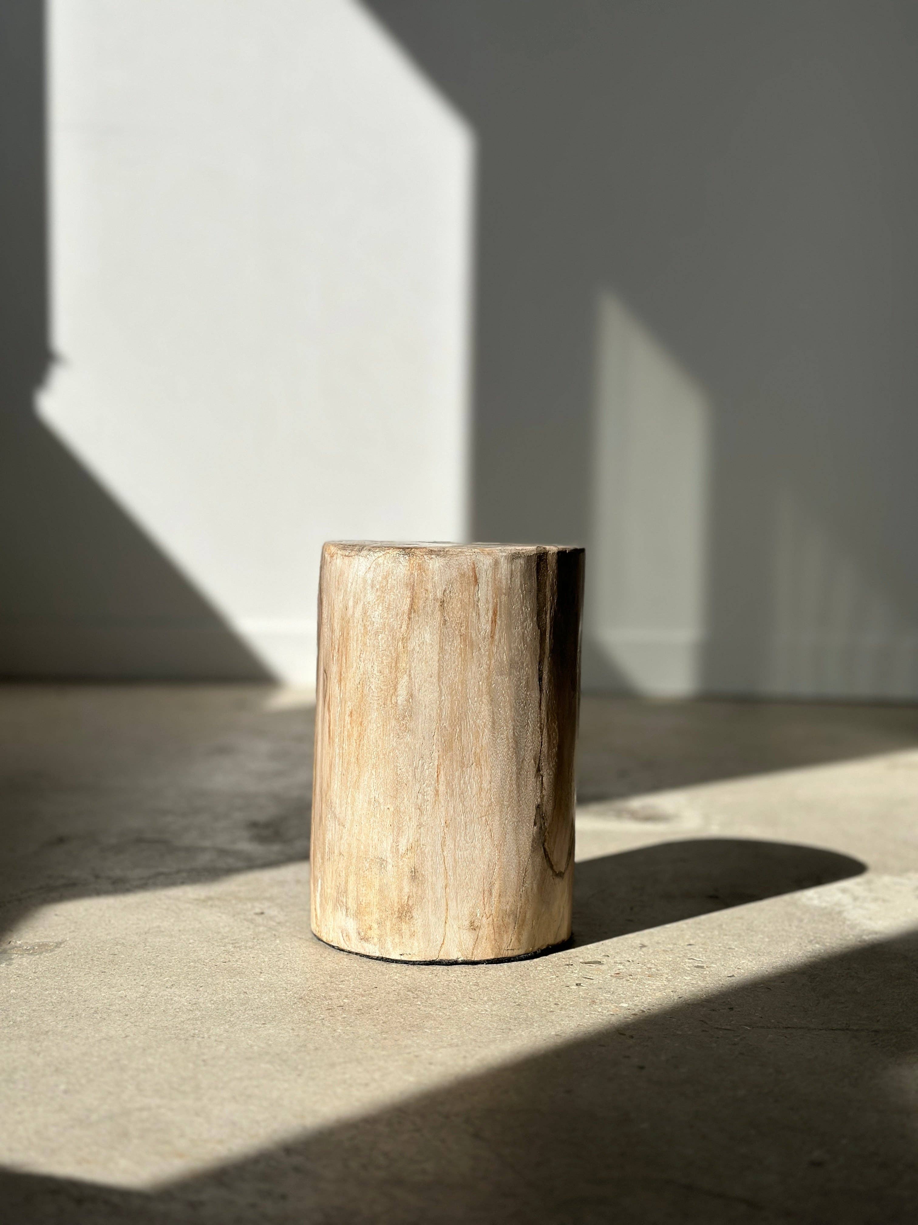 Office Objets - Wholesale Side Table - White petrified wood side table with black spots H:27.5 D:1837