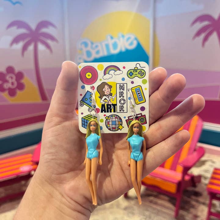 NO RHYME OR REASON ART – Großhandel Ohrhänger – Barbie: Malibu Barbie — Strand — bewegliche Puppe — Ohrringe